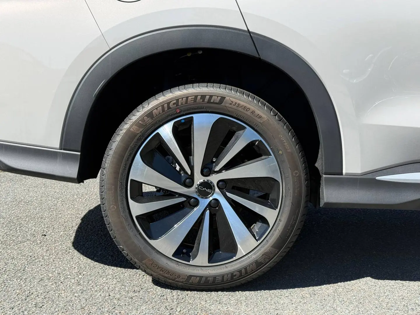 Gros plan sur la roue avant droite du BYD SEAL U 1.5 DM-i 218ch Boost Boundless Cloud métallisé avec jante alu bicolore.