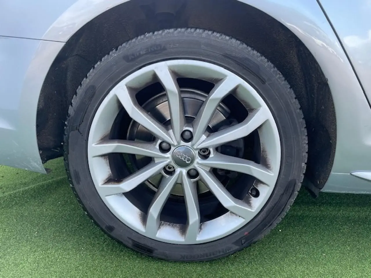 Gros plan sur la jante en aluminium 5 branches en Y argentée de l'Audi A4 V 35 TFSI 2019 couleur argent fleuret métal.