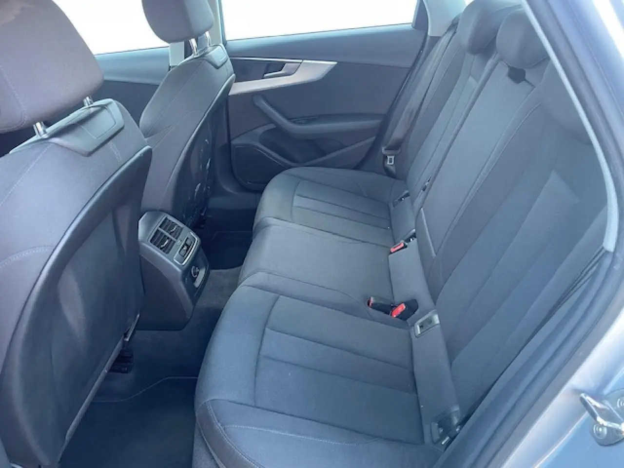 Vue intérieure côté droit des sièges arrière en tissu noir de l'Audi A4 S Line 2019.