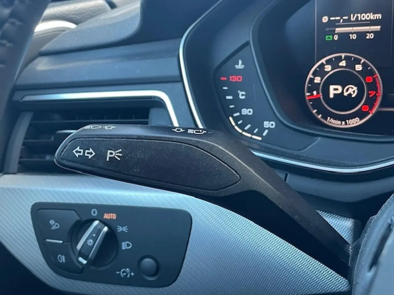 Détail du commodo de clignotant et tableau de bord numérique de l'Audi A4 argent fleuret 2019.