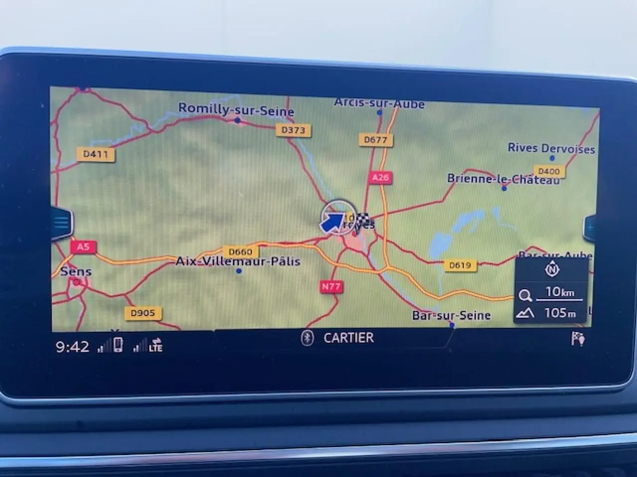 Écran central du système MMI navigation d'une Audi A4 2019 affichant une carte routière détaillée.