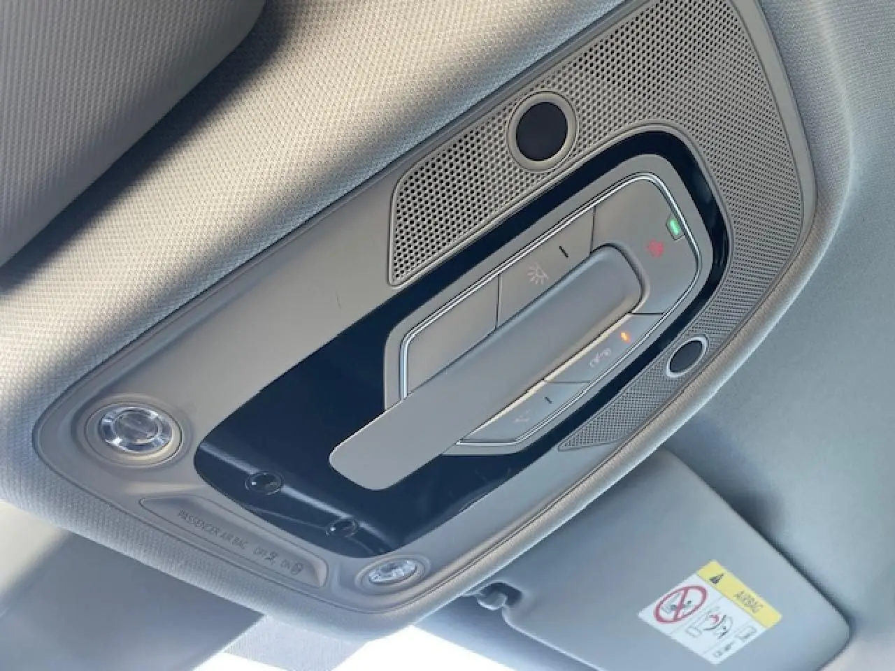 Plafonnier intérieur gris clair de l'Audi A4 2019 S line avec commandes d'éclairage et haut-parleur intégré.