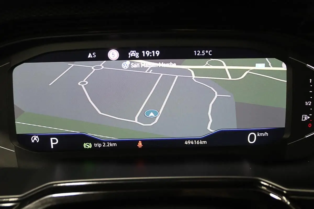 Affichage du Virtual Cockpit de la Volkswagen Polo 2022 montrant la navigation GPS et les informations de conduite.