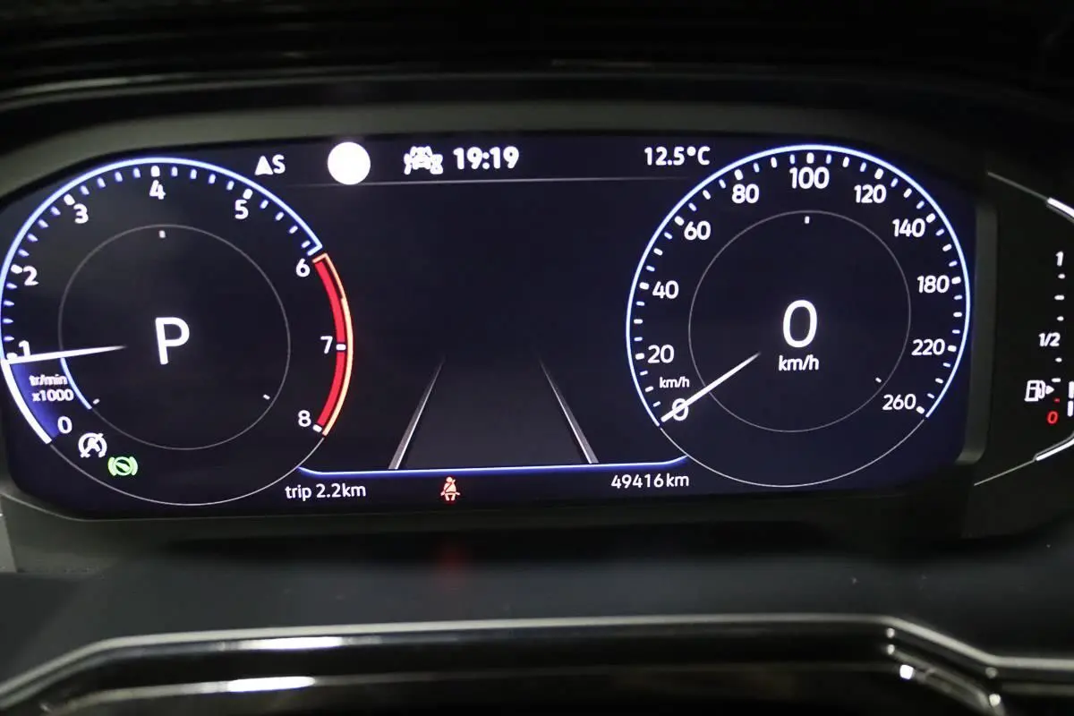 Vue rapprochée du tableau de bord numérique de la Volkswagen Polo 2022, affichant le compte-tours et la vitesse à zéro.