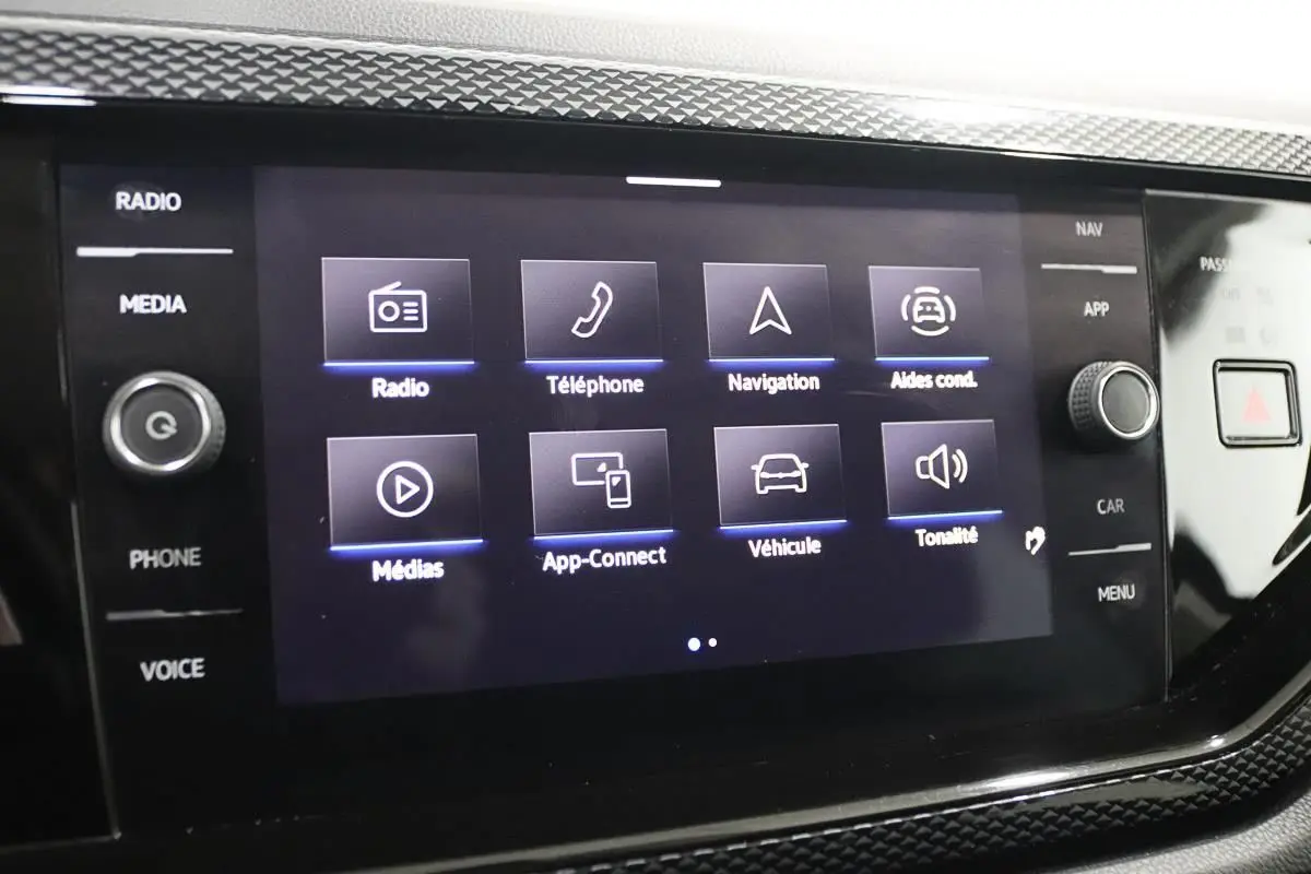 Écran tactile central du Volkswagen Polo 2022 affichant les options Radio, Navigation, App-Connect et Aides à la conduite.