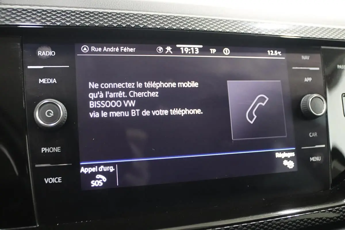 Écran tactile du système multimédia Volkswagen Polo 2022 affichant instructions de connexion Bluetooth en intérieur noir.