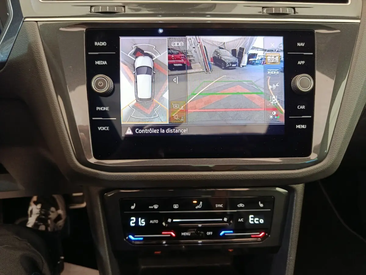 Écran tactile central du Volkswagen Tiguan noir 2023 affichant la caméra 360° d'aide au stationnement.