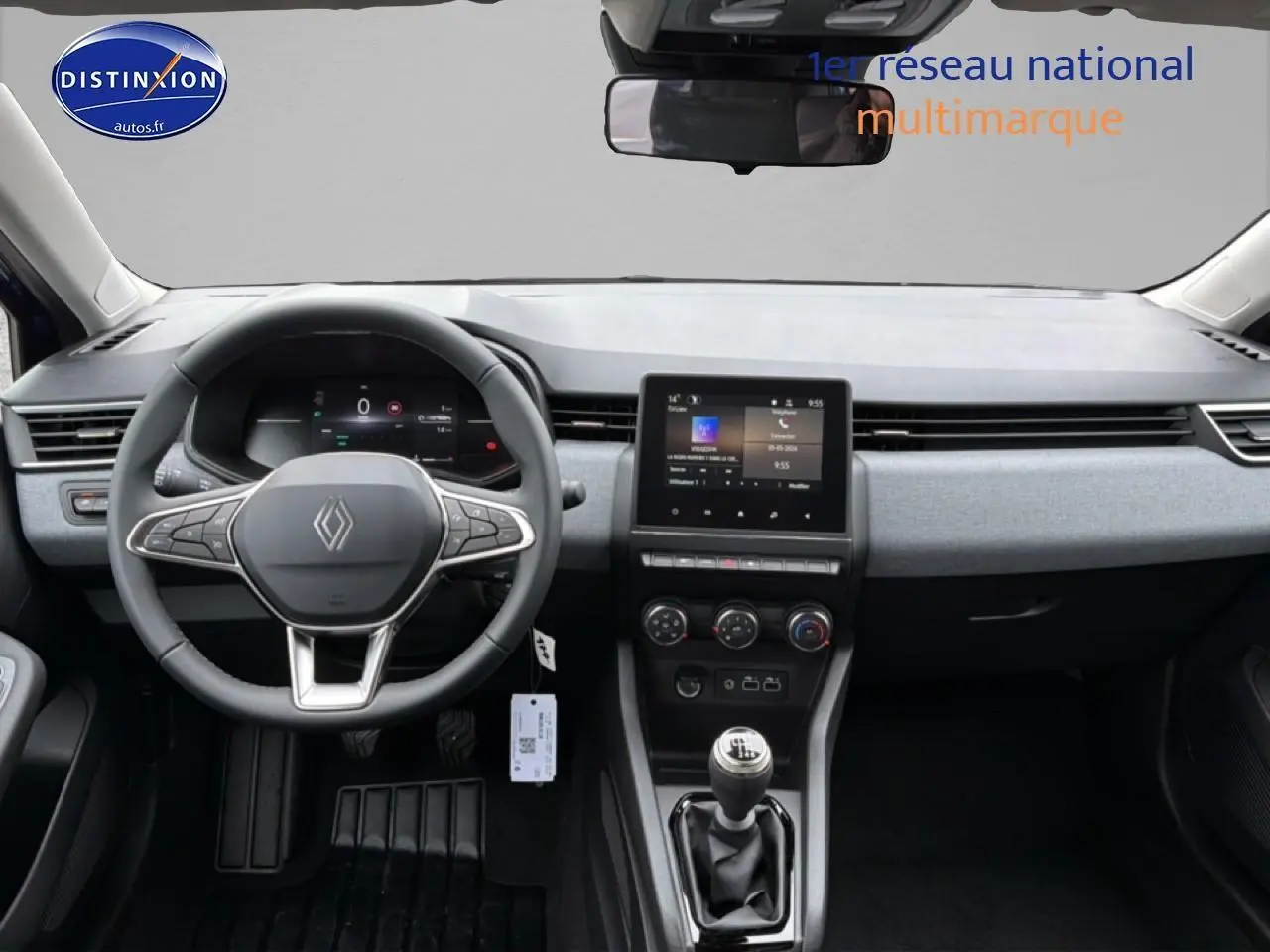 Intérieur de la Renault Clio V bleu iron, vue frontale du tableau de bord avec volant multifonction et écran tactile central.
