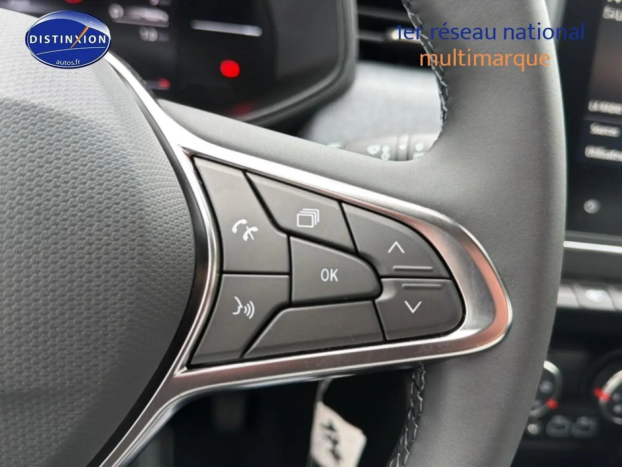 Gros plan sur les commandes multifonctions à droite du volant de la Renault Clio V, finition 1.0 TCe 90 Evolution.