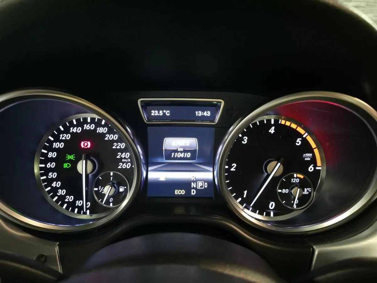 Vue rapprochée du combiné d'instruments noir de la Mercedes Classe M 2014 avec affichage digital et compte-tours.