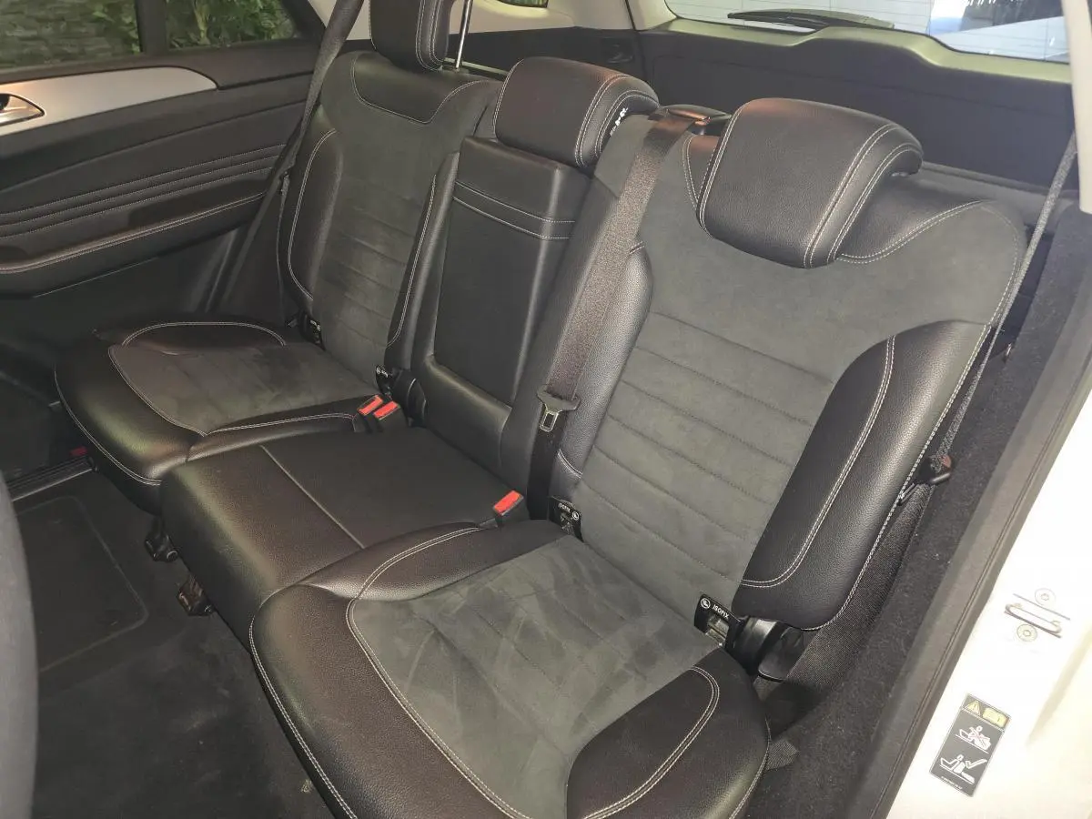 Vue intérieure côté droit montrant la banquette arrière en cuir noir et alcantara du Mercedes Classe M ML 350 BlueTEC 2014.