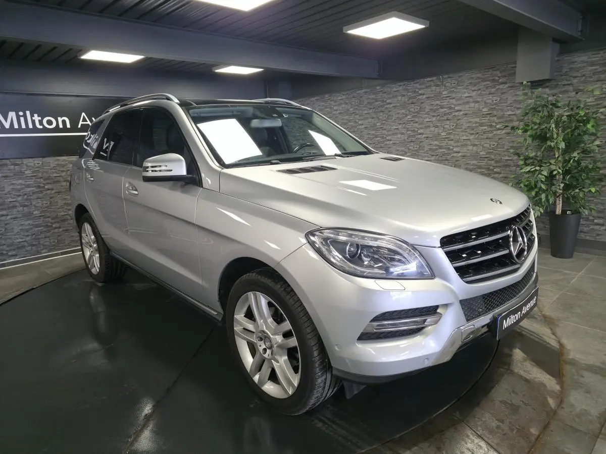 Mercedes Classe M ML 350 BlueTEC gris métallisé, vue 3/4 avant droit avec jantes alliage 20 pouces et toit panoramique.