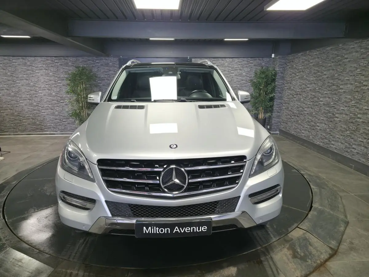 Vue avant d'un Mercedes Classe M ML 350 BlueTEC gris métallisé avec calandre chromée et logo central.