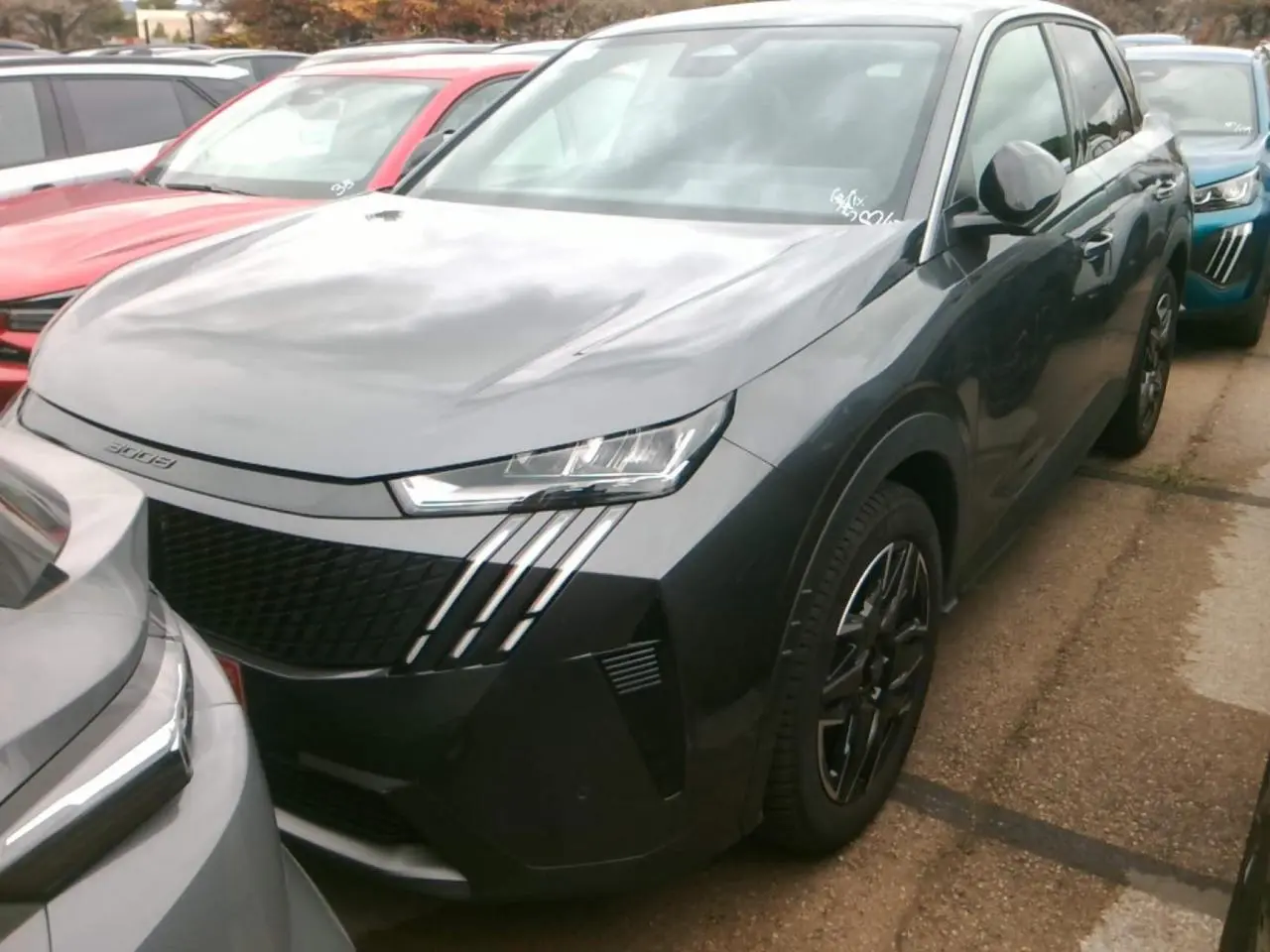 Peugeot 3008 gris foncé en 3/4 avant droit, avec jantes alliage 19'' diamantées noir brillant et peinture métallisée.