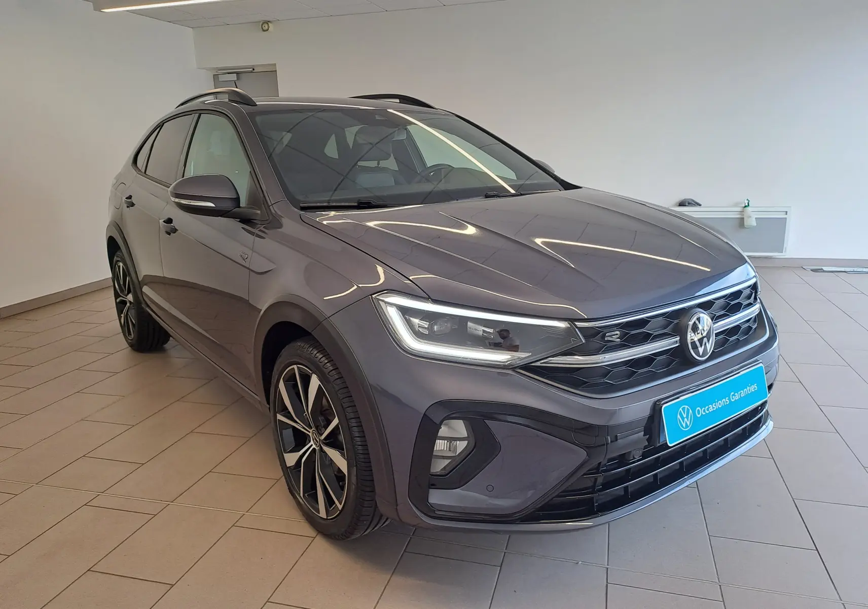 Volkswagen Taigo 1.0 TSI R-Line gris cendre, vue 3/4 avant droit, jantes alliage 18 pouces Misano.