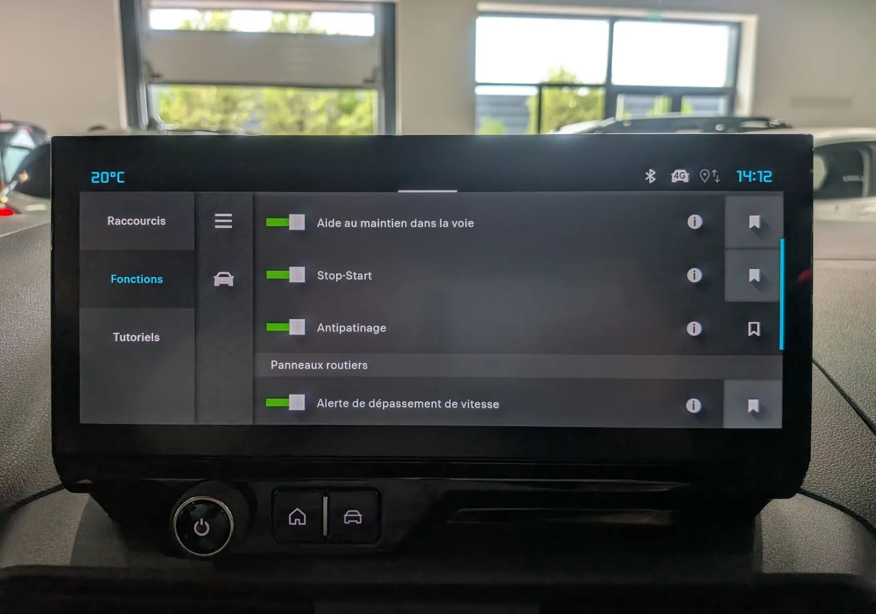 Écran tactile central du Citroën Berlingo blanc 2025 affichant les fonctions d’aide à la conduite en intérieur véhicule.