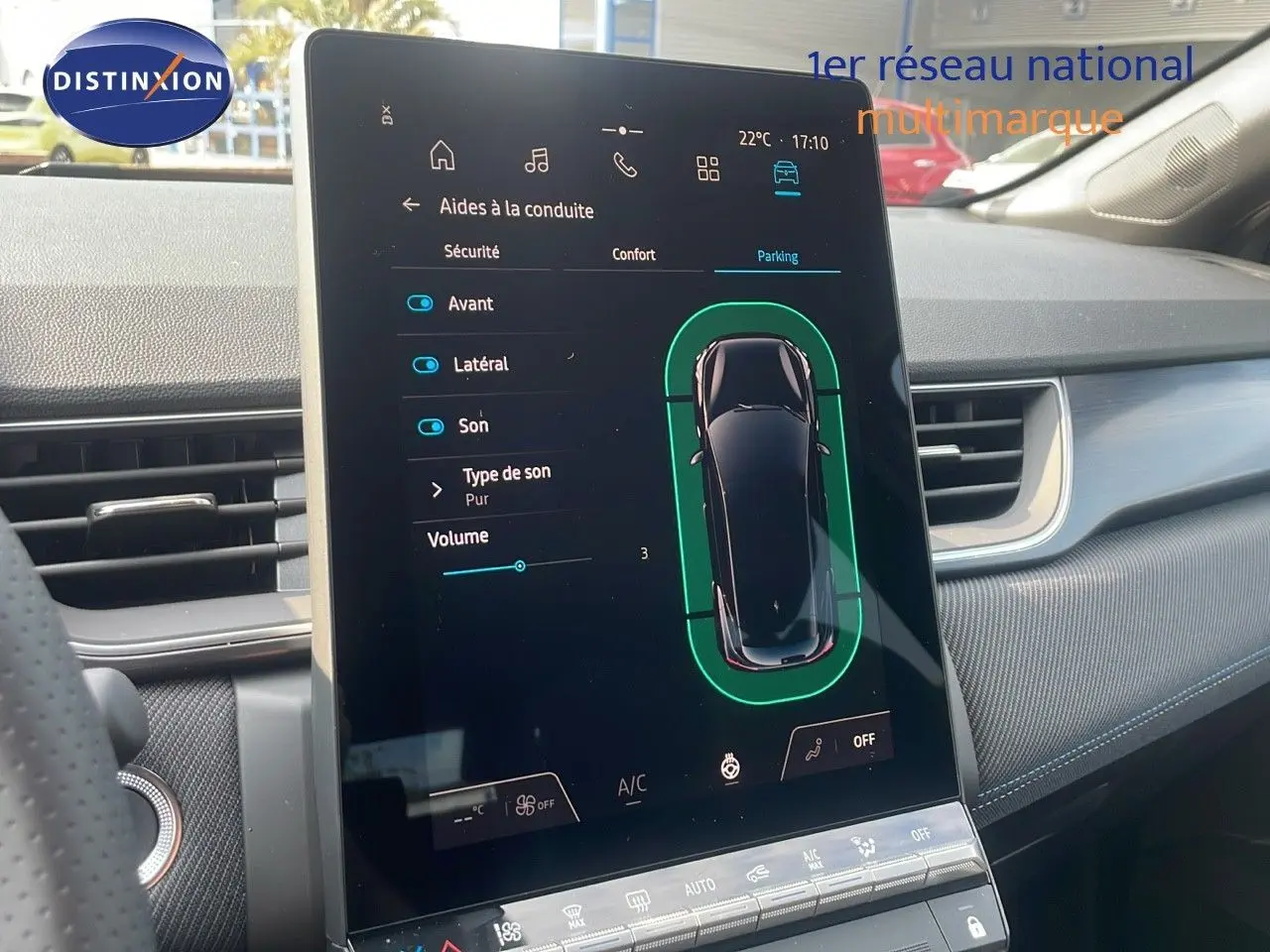 Vue intérieure du tableau de bord du Renault Captur E-Tech gris cassiopée avec écran tactile central affichant les aides à la conduite.