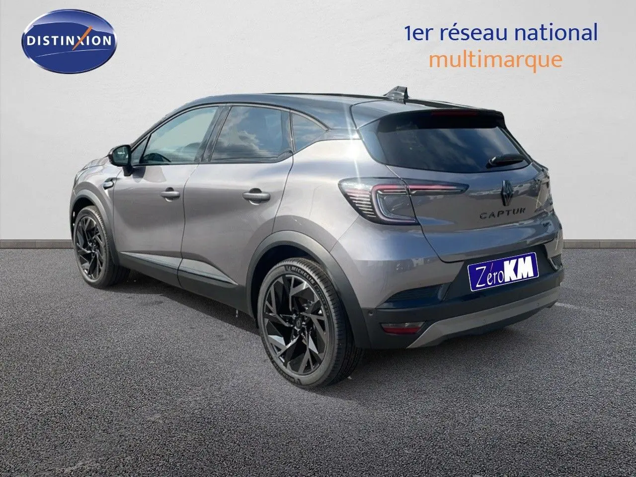 Renault Captur E-Tech hybride gris Cassiopée métal avec toit noir, vue 3/4 arrière côté droit.