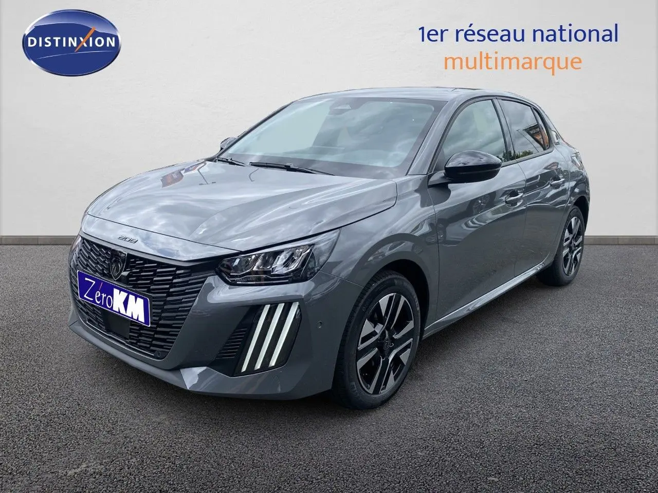 Peugeot 208 Hybrid gris sélénium métal vue 3/4 avant avec feux LED verticaux et jantes alliage noires.