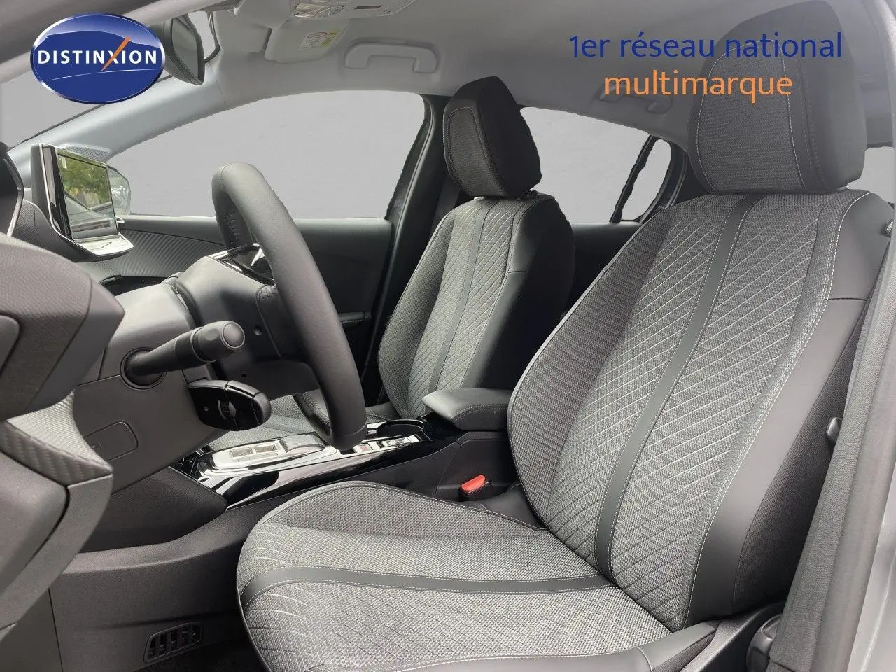 Vue intérieure côté conducteur de la Peugeot 208 Hybrid 145ch Allure 2026, sièges gris tissu et cuir, volant multifonction.