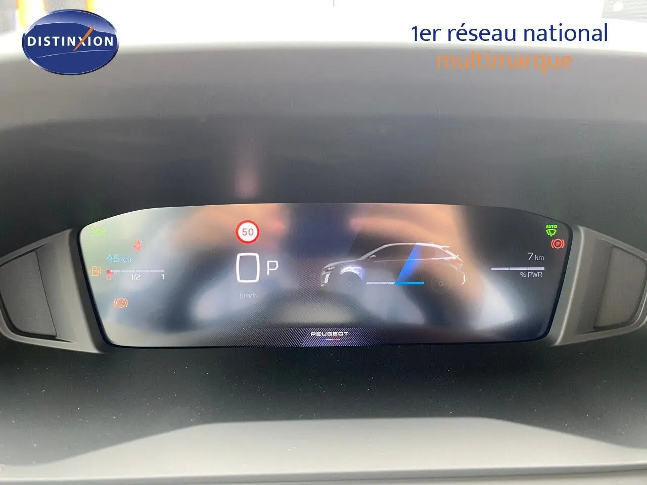 Affichage numérique du tableau de bord de la Peugeot 208 Hybrid 145ch, montrant l'état de charge et la vitesse à l'arrêt.