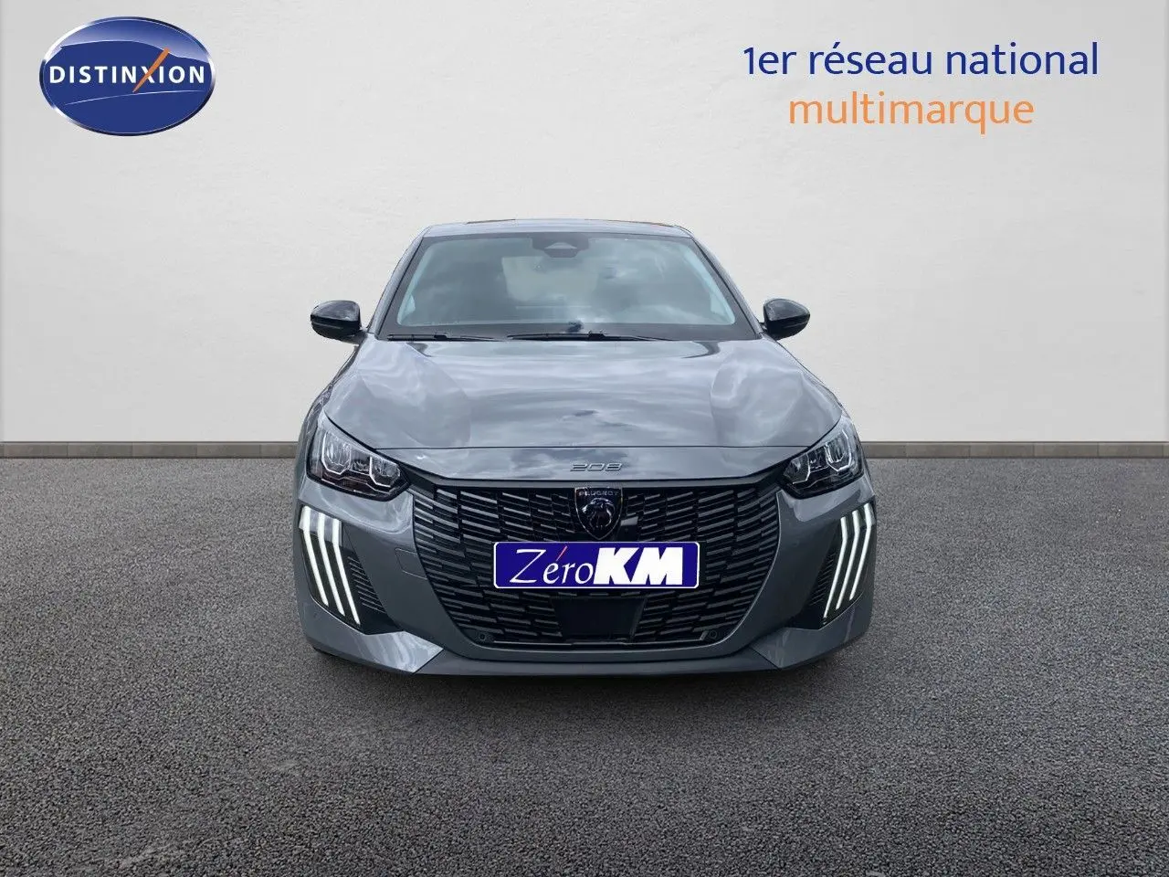Vue avant d'une Peugeot 208 hybride gris selenium métal avec feux diurnes LED verticaux allumés sur fond neutre.