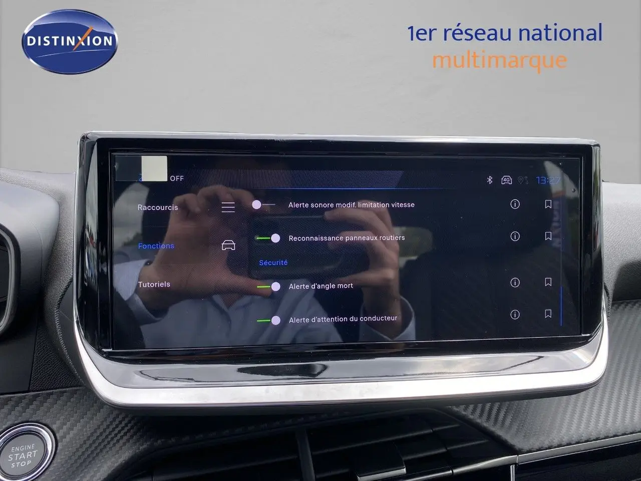 Écran tactile du tableau de bord de la Peugeot 208 gris sélénium, affichant les options d’alerte et sécurité.
