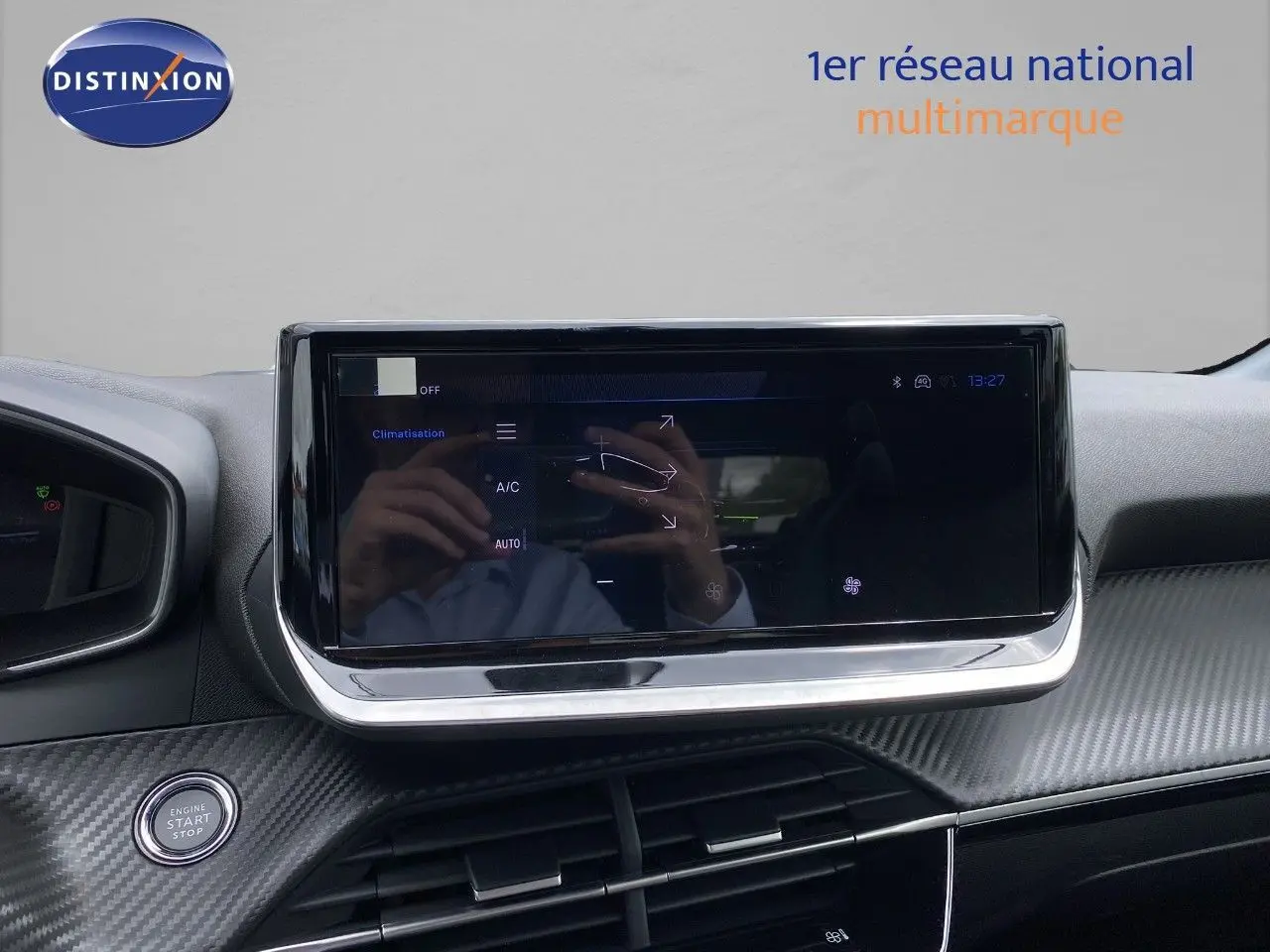 Vue intérieure centrée sur l'écran tactile du tableau de bord de la Peugeot 208 gris sélénium métal, finition Allure.