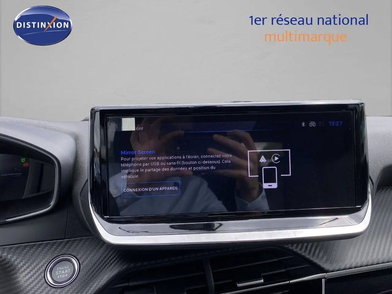 Écran tactile central du tableau de bord d’une Peugeot 208 gris sélénium, avec interface Mirror Screen affichée.