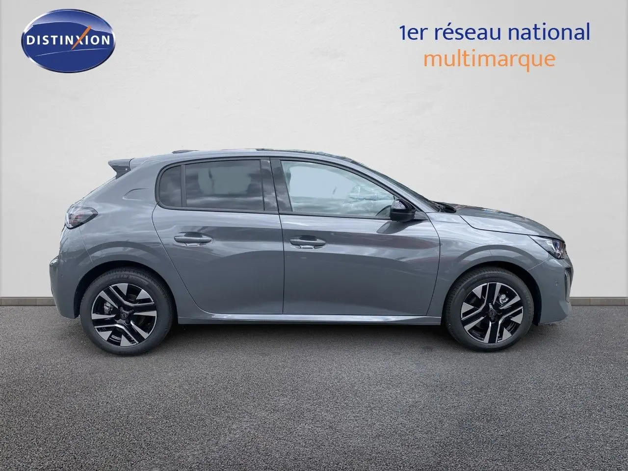Vue de profil côté gauche d'une Peugeot 208 Hybrid 145ch Allure gris selenium métallisé avec jantes noires et détails modernes.