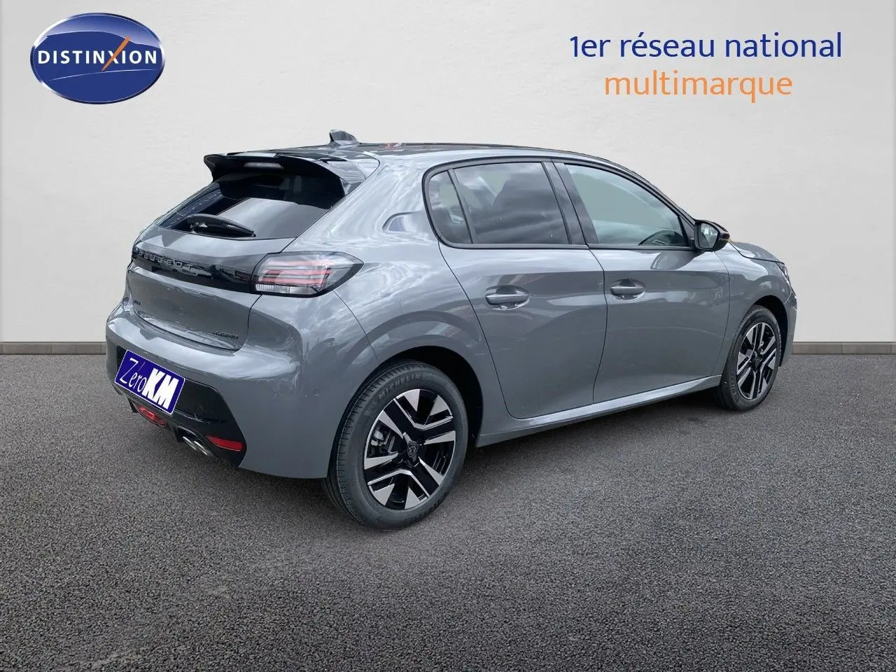 Peugeot 208 Hybrid gris sélénium métal vue 3/4 arrière droit, jantes noires et détails noirs brillants.