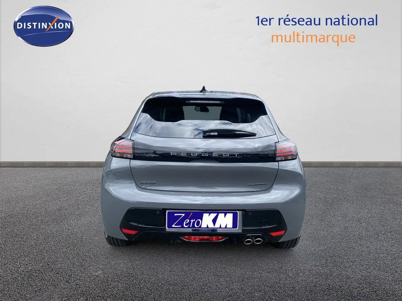 Vue arrière d'une Peugeot 208 hybride gris selenium metal avec double sortie d'échappement et feux LED distinctifs.