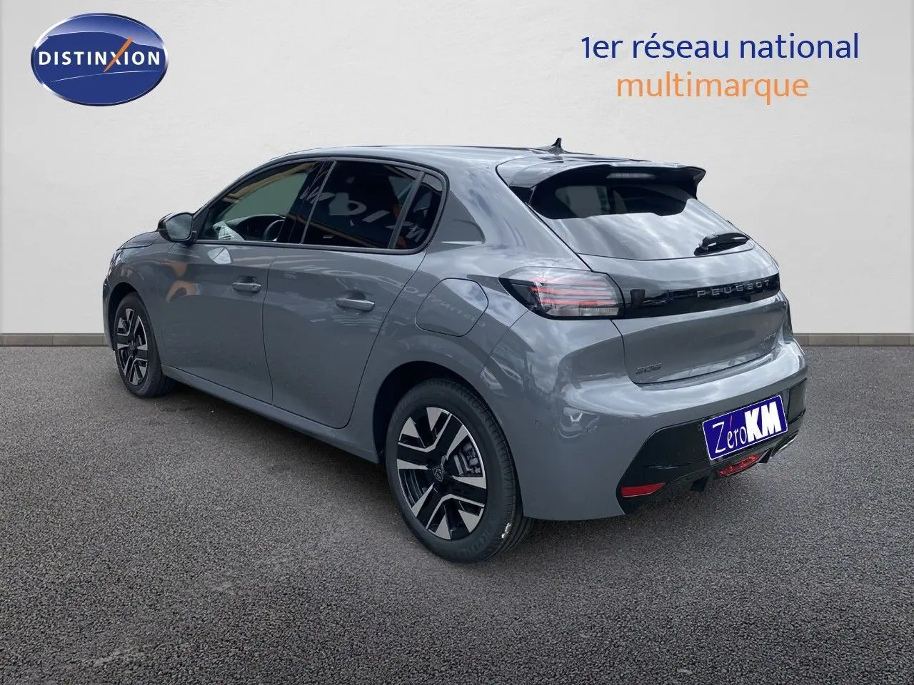 Vue 3/4 arrière droite d'une Peugeot 208 hybride gris selenium metal avec jantes noires et détails noirs brillants.
