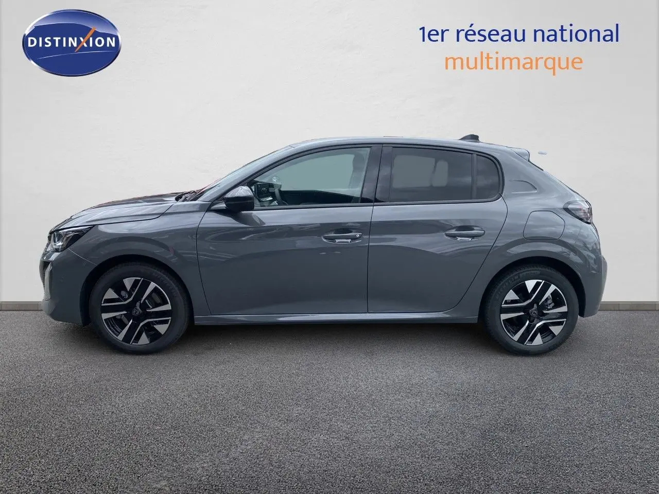 Peugeot 208 gris selenium métal vue de profil côté gauche, soulignant ses jantes alliage et lignes modernes.