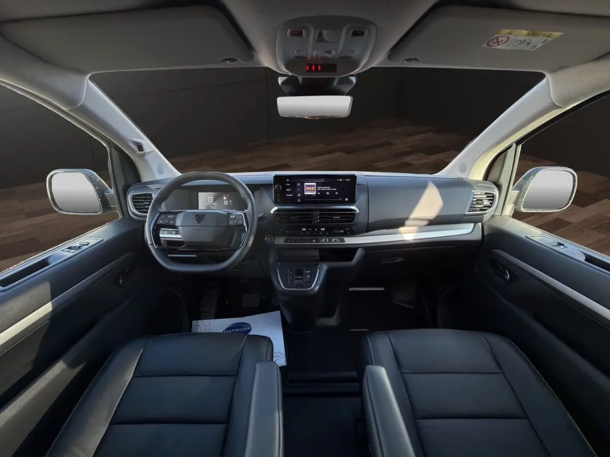 Vue intérieure frontale du Peugeot Expert Fourgon 2026, avec tableau de bord moderne et sièges en cuir noir.
