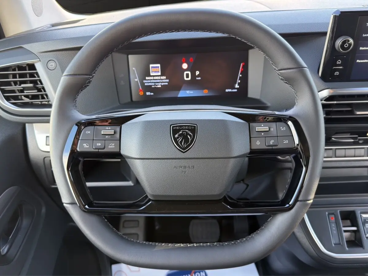 Vue rapprochée du volant noir multifonctions et du tableau de bord numérique du Peugeot Expert Fourgon XL Diesel 2026.