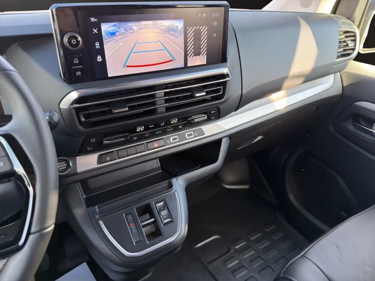 Vue intérieure côté passager du tableau de bord gris foncé du Peugeot Expert Fourgon avec écran tactile et commandes centrales.