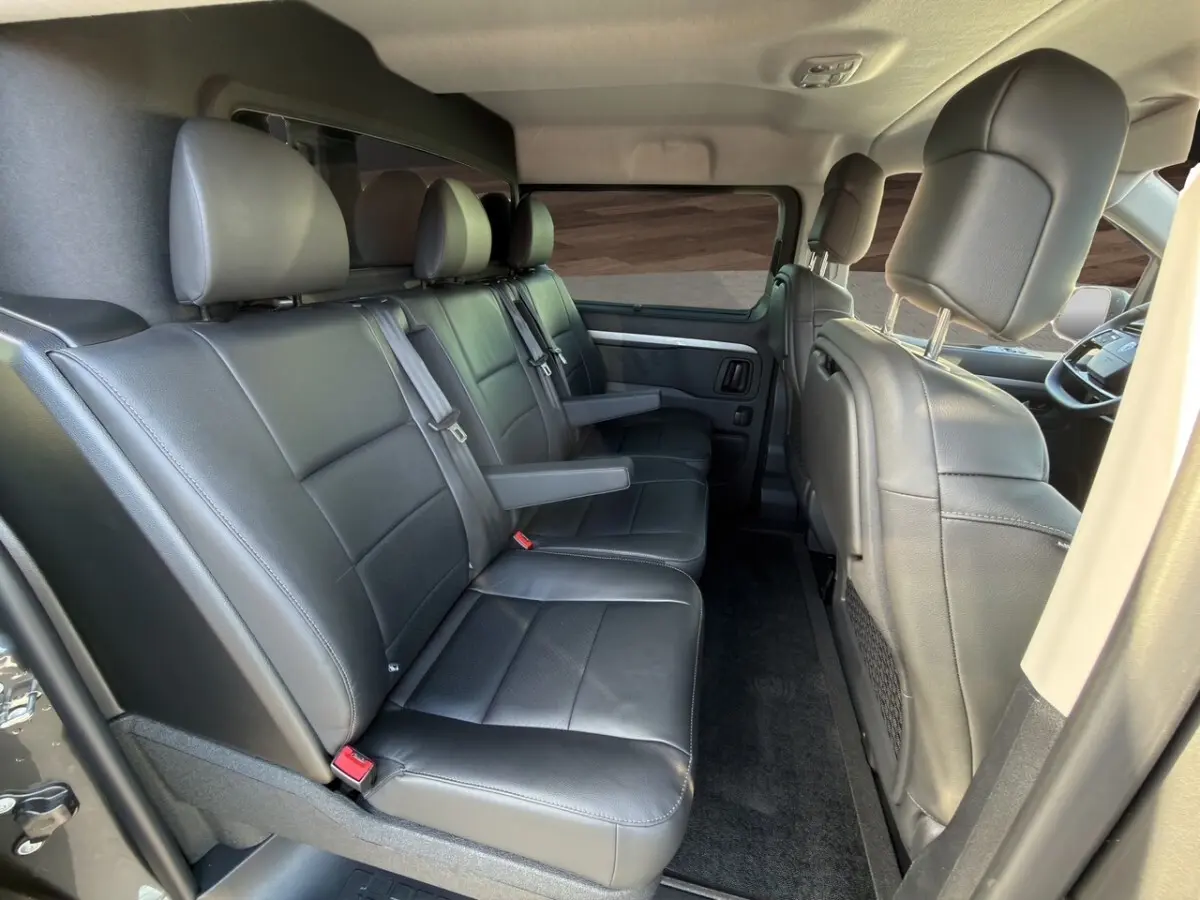 Vue intérieure côté droit montrant la banquette arrière en cuir noir du Peugeot Expert Fourgon gris foncé 2026.