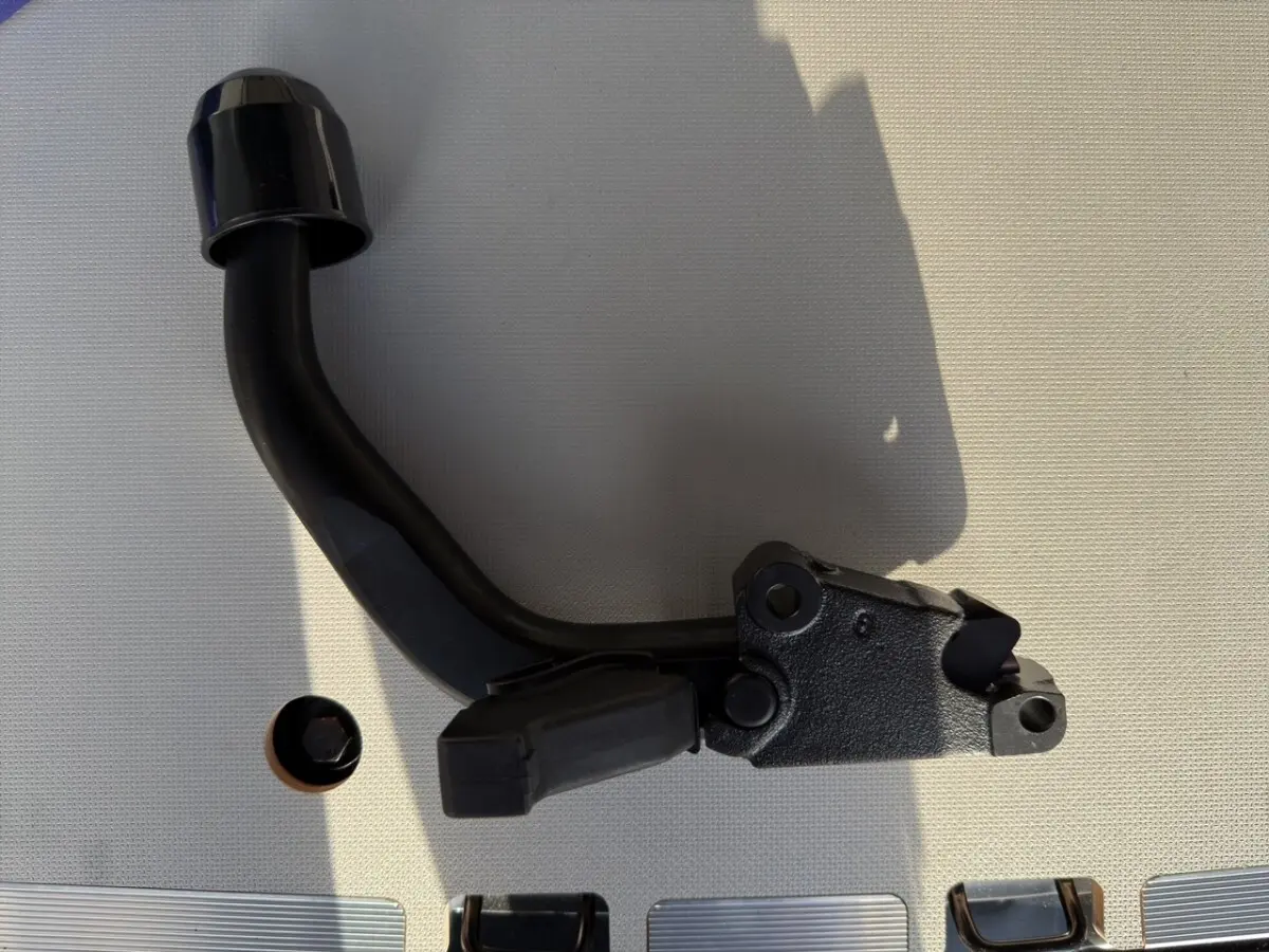 Pièce mécanique noire vue de profil sur fond clair, sans véhicule visible ni éléments distinctifs liés au Peugeot Expert Fourgon.