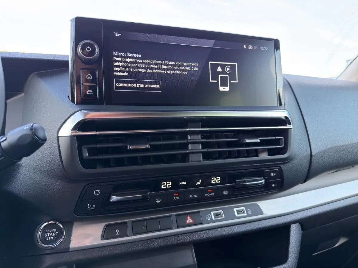 Vue rapprochée du tableau de bord du Peugeot Expert Fourgon gris foncé, avec écran tactile et commandes climatisation.