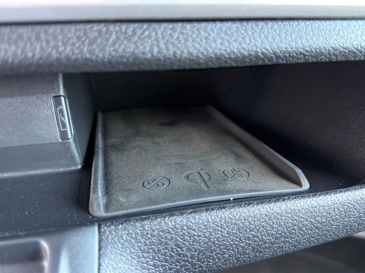 Gros plan sur le compartiment de rangement intérieur avec surface antidérapante du Peugeot Expert Fourgon gris foncé.