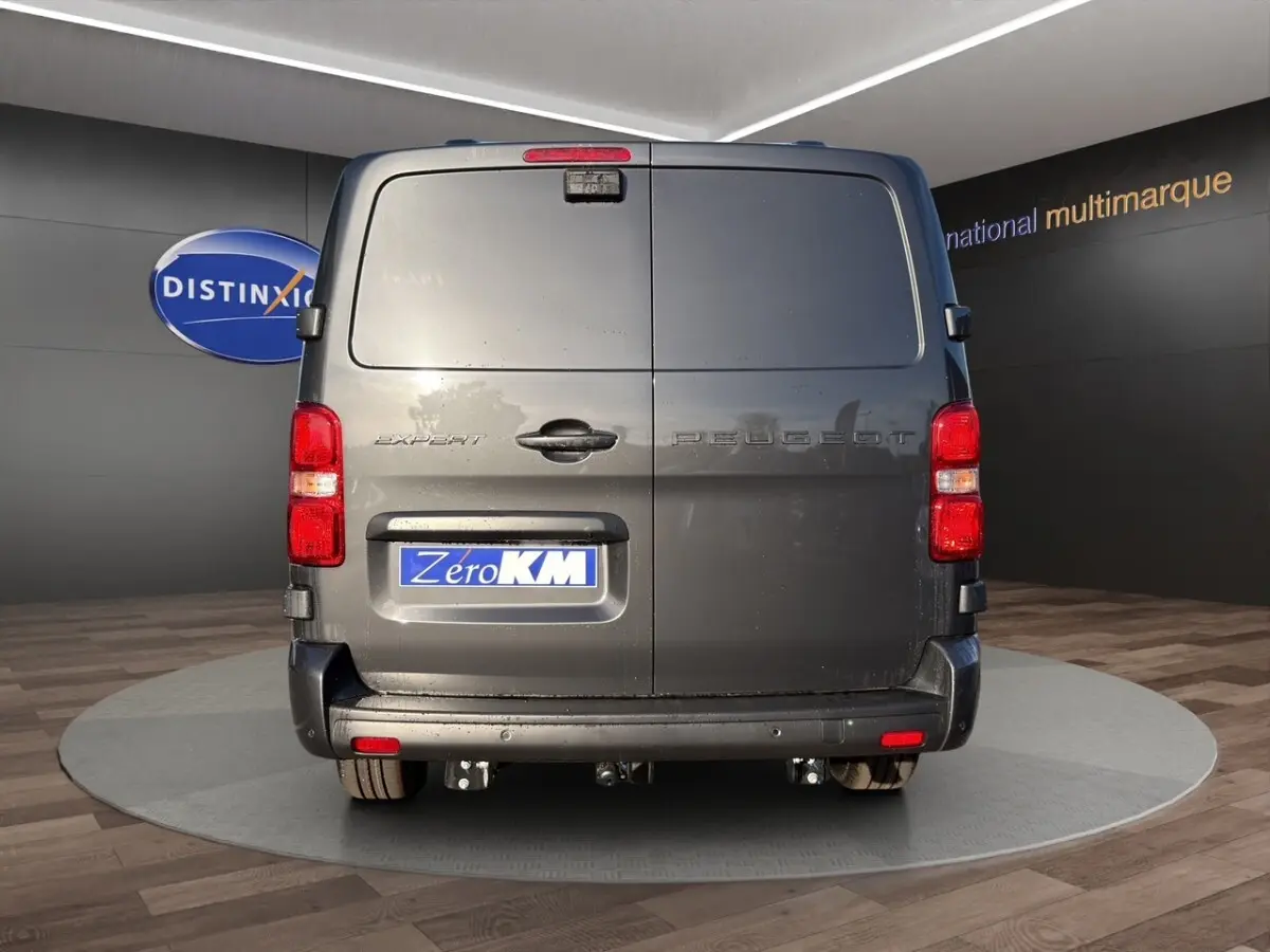 Vue arrière du Peugeot Expert Fourgon XL gris foncé avec portes battantes et feux rouges visibles.