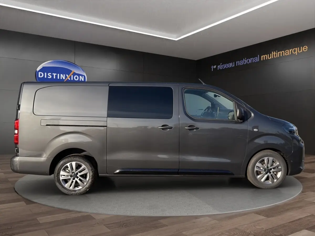 Profil droit du Peugeot Expert Fourgon gris foncé 2026 avec vitres teintées et jantes alliage visibles.
