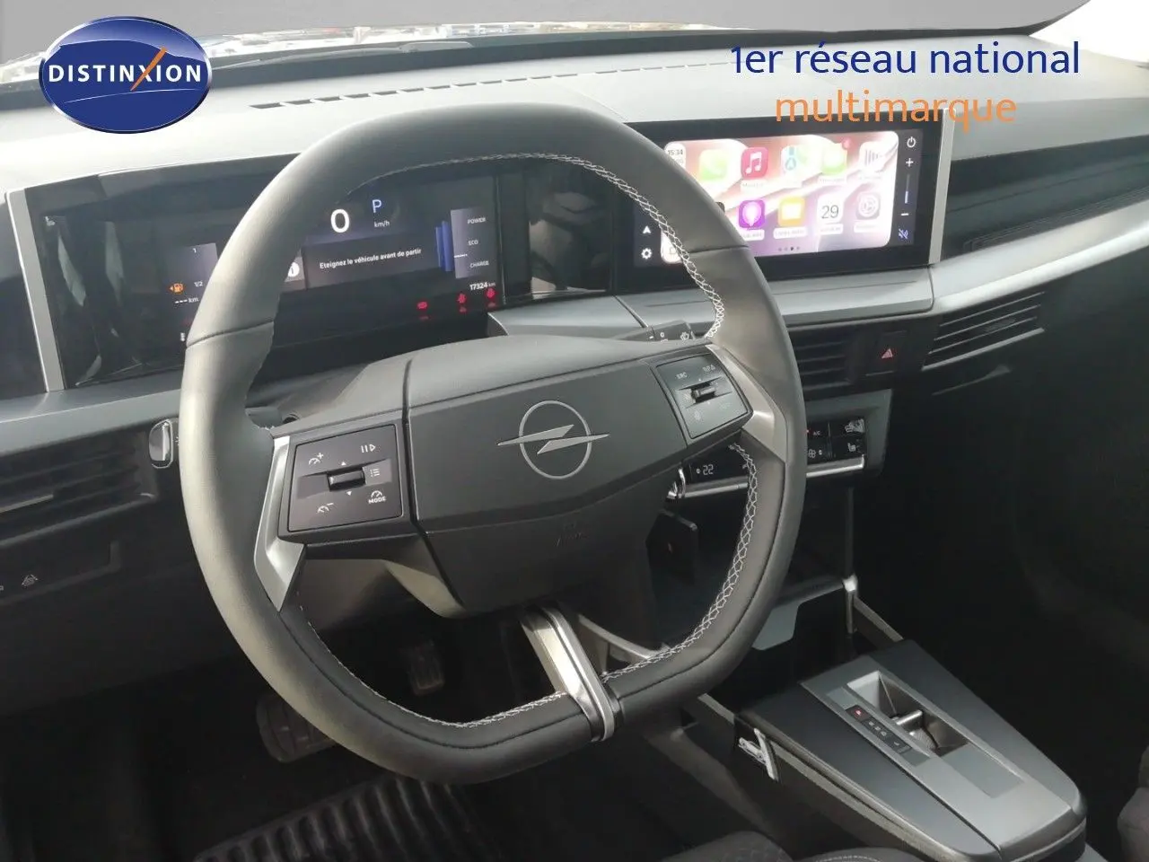 Vue intérieure centrée sur le volant noir de l’Opel Frontera 2025 avec tableau de bord digital et écran tactile.