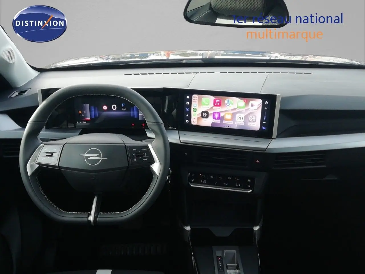 Intérieur noir de l’Opel Frontera 2025, vue frontale du tableau de bord avec écran tactile et volant multifonction.