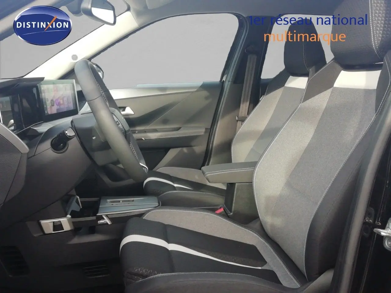 Vue intérieure côté conducteur de l'Opel Frontera 2025 avec sièges tissu gris et noir et tableau de bord moderne.