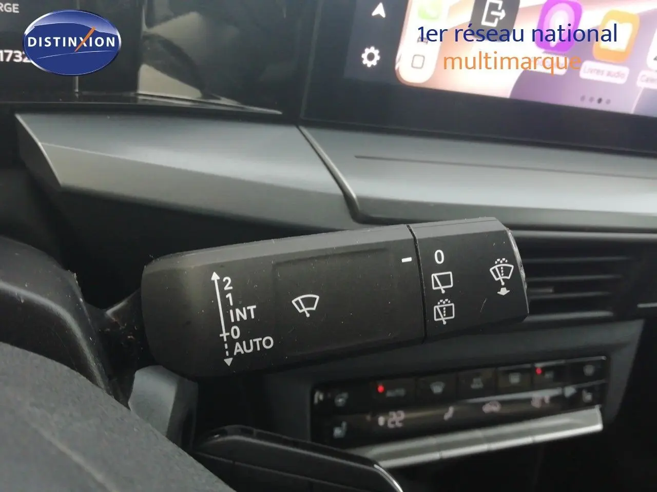 Gros plan sur la commande d'essuie-glace à gauche du volant dans l'habitacle noir de l'Opel Frontera 2025.