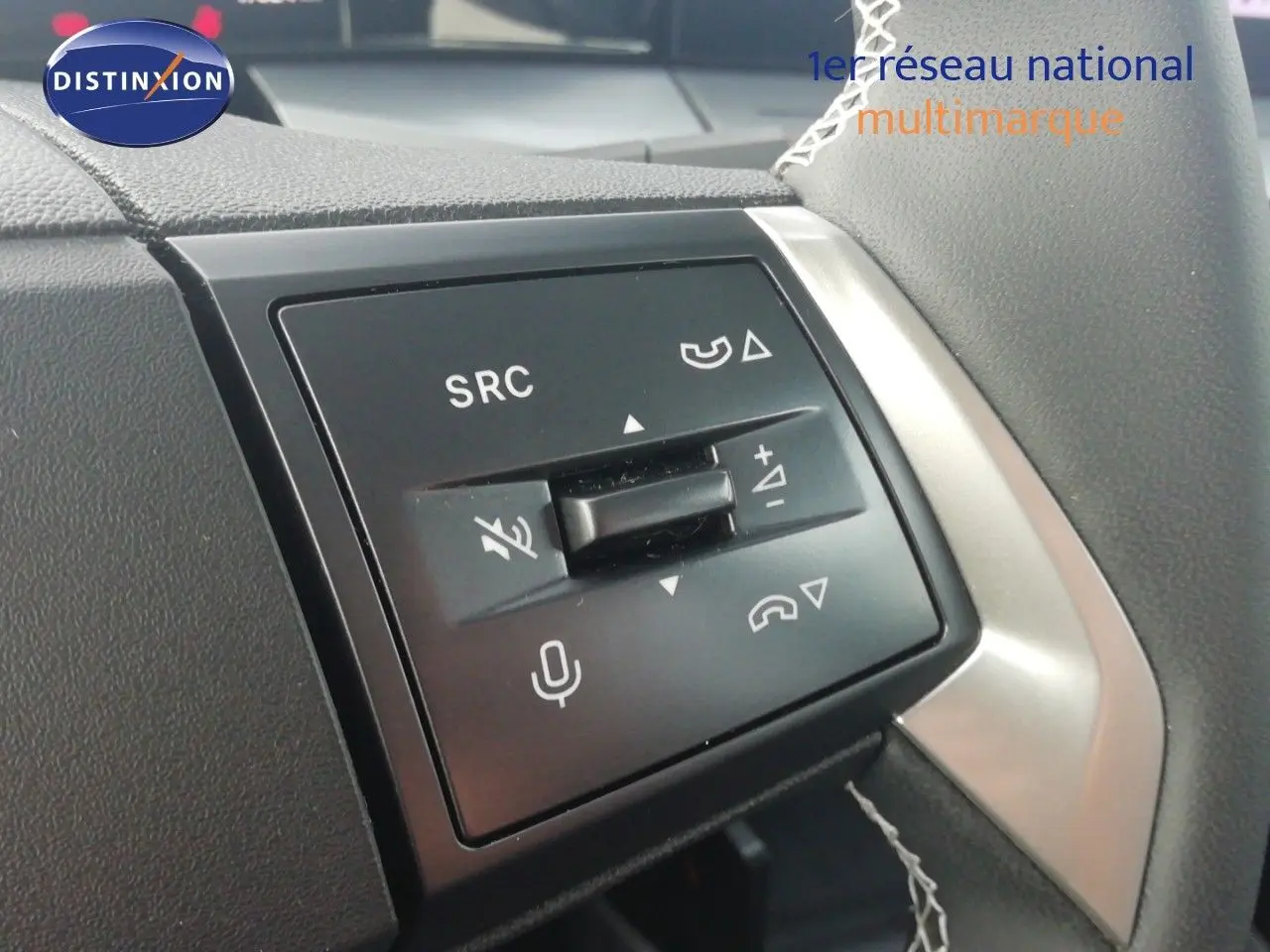 Détail du volant noir avec commandes audio et téléphone du Opel Frontera 1.2 Turbo Hybrid 2025, finition Karbon.