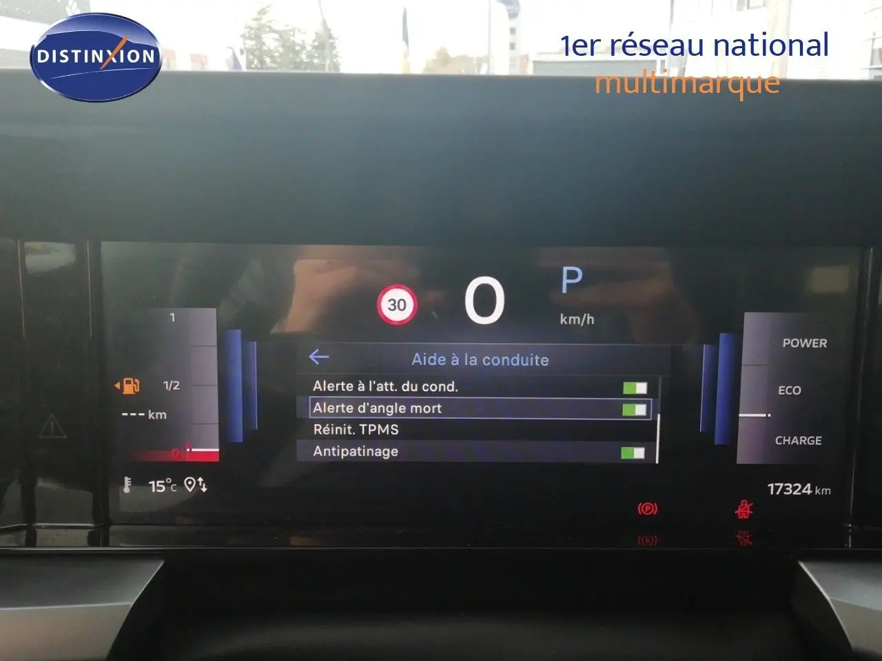 Tableau de bord numérique de l’Opel Frontera 2025, affichant les aides à la conduite et l’état du véhicule.