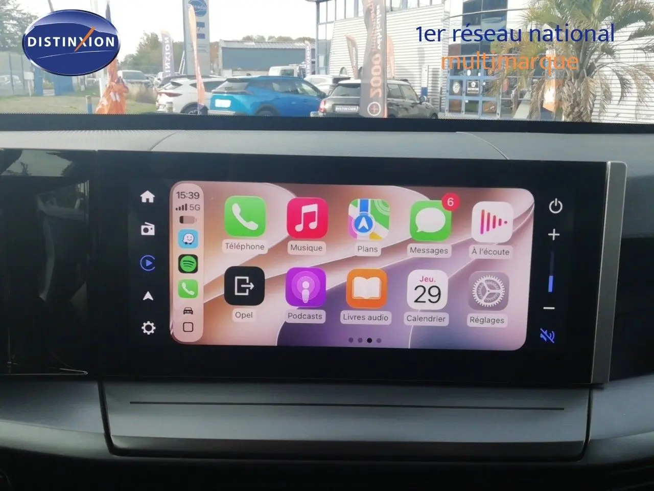 Écran tactile central de l’Opel Frontera 2025 affichant les applications connectées, intérieur gris visible en arrière-plan.